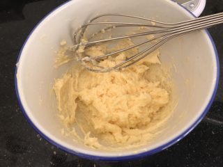 5、双色棋格小饼干～圣诞美食,搅拌均匀至糖油蛋融合