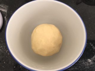 7、双色棋格小饼干～圣诞美食,手揉成面团