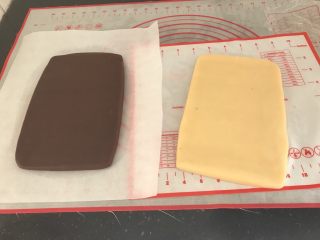 8、双色棋格小饼干～圣诞美食,冷藏过后分别擀成同样大小的饼，我这差不多是20x13cm