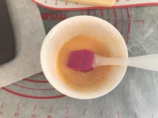 9、双色棋格小饼干～圣诞美食,另外准备一点蛋液做粘合剂