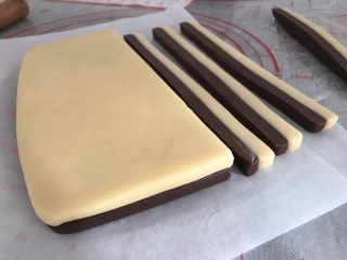 11、双色棋格小饼干～圣诞美食,冷冻好后，切成厚度相等的长条状