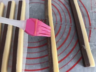 12、双色棋格小饼干～圣诞美食,在条状面条的切面一侧涮一层薄薄的蛋液