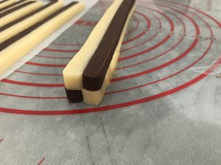 13、双色棋格小饼干～圣诞美食,把另一条贴上去，注意颜色交错粘合哟