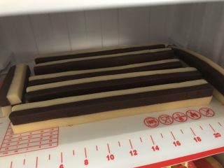 14、双色棋格小饼干～圣诞美食,全部粘合好，再次送入冰箱冷冻20-30分钟定型