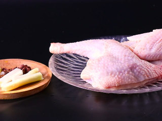 1、凉拌鸡块,准备食材及配料：鸡肉半只    姜片几片    花椒适量   八角1个    葱段3段      冰块适量   姜蒜泥适量    生抽10g       盐3g    香醋8g    香油几滴     藤椒油几滴   小米辣适量   鸡精2g    白糖5g    葱花适量