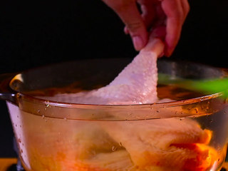 2、凉拌鸡块,鸡肉冷水入锅，一定要冷水入锅哦