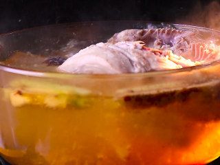 4、凉拌鸡块,开火煮15——20分钟左右