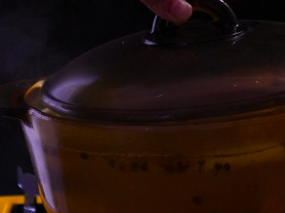 5、凉拌鸡块,15——20分钟后关火盖上盖子焖10分钟，直到用筷子能轻松扎透即可