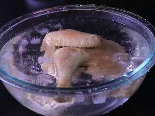 6、凉拌鸡块,将鸡肉放入冷水中，再放入适量冰块浸泡至鸡肉完全冷却，这样能保持鸡肉鲜嫩的口感，所以这一步骤必不可少哦