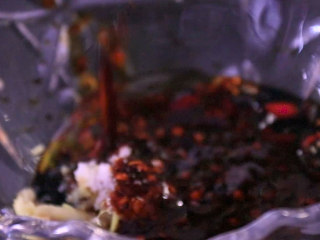 8、凉拌鸡块,趁鸡肉冷却的时间里我们可以开始开始调料汁，将姜蒜泥 小米椒 盐 生抽 香醋 香油 藤椒油 辣椒油 鸡精 白糖 葱花放入调料碗中搅拌均匀