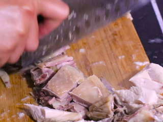 10、凉拌鸡块,将冷却后的鸡肉切成块状