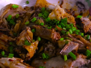 13、凉拌鸡块,再撒上葱花即可开始享用