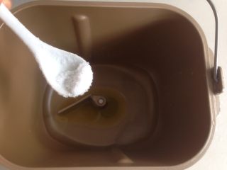 1、香肠玉米白面包,将水，油，盐放入到面包桶里