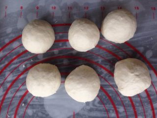 6、香肠玉米白面包,面团发酵好后，排气分成九等份，滚圆盖保鲜膜，松弛15分钟