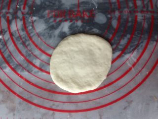 7、香肠玉米白面包,将面团擀圆