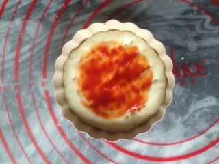 9、香肠玉米白面包,薄薄地涂上一层番茄酱