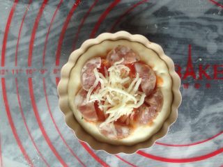 11、香肠玉米白面包,放上奶酪碎