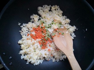 3、【童趣早餐】,开始炒饭，白饭炒一会后，倒入鸡蛋打散炒，再把事先准备好的胡萝卜丁、黄瓜丁和蒜泥倒入一起炒，最后关火撒少许盐起锅。