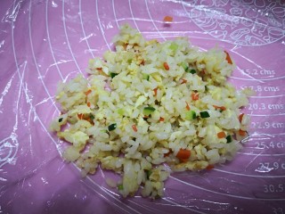 7、【童趣早餐】,最后再铺上炒饭，包裹住芝士沙拉馅。