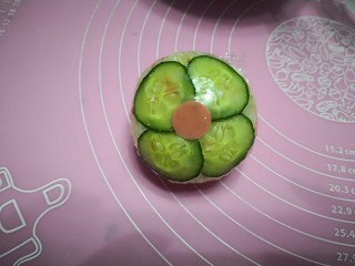 8、【童趣早餐】,将保鲜膜收紧，裹住炒饭，稍微整形一下，一朵炒饭花????就做好了，所有食材，花朵我做了两朵。