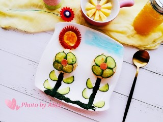 9、【童趣早餐】,发挥想象，是给孩子吃的，孩子是祖国的花朵嘛，所以以花的主题我摆了造型，以供参考，还可以摆盘其它造型的呢???? 凤梨切成小块，中间放一片火腿肠，也是花朵的样子呢????