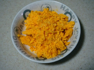 2、咸蛋豆腐球,咸蛋黄提前用烤箱烤熟，上下火150度10分钟即可，放凉后用擀面杖碾碎