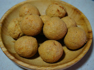 5、咸蛋豆腐球,将炸好的蛋黄豆腐球捞出沥干油待用