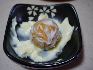 6、咸蛋豆腐球,将炸好的蛋黄豆腐球表面裹一层沙拉酱