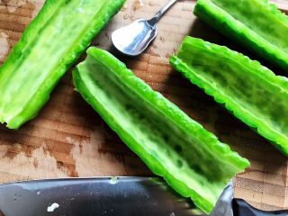 4、夏日清爽大拌菜,苦瓜洗净切去头尾，对半切开，用勺子挖去籽和白瓤