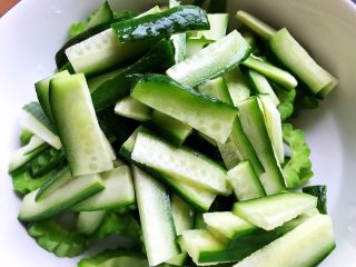 6、夏日清爽大拌菜,水果黄瓜洗净，去不去皮随你自己喜欢，然后切成薄片