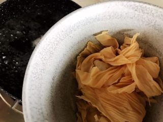 16、夏日清爽大拌菜,煮了三分钟的时候加入腐皮