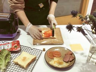 1、经典火腿三明治,刮刀抹平番茄酱