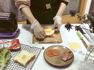 2、经典火腿三明治,放上荷包蛋