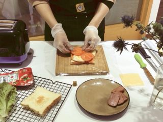 3、经典火腿三明治,放上番茄