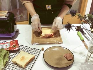 4、经典火腿三明治,放上芝士片 /奶酪片（自己口感决定）