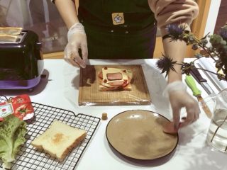 5、经典火腿三明治,继续叠火腿片