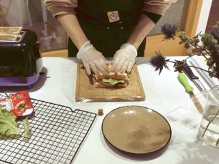 6、经典火腿三明治,盖上吐司 