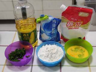 1、葱香曲奇(植物油版),准备好材料,香葱只要绿色部分,尽量的切碎