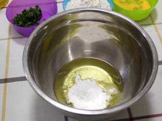 2、葱香曲奇(植物油版),玉米油、盐、糖混合在一起,搅打均匀,看不到糖