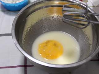 3、葱香曲奇(植物油版),加入室温的鸡蛋液,中高速搅打5分钟