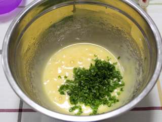 5、葱香曲奇(植物油版),加入香葱碎,轻轻拌匀