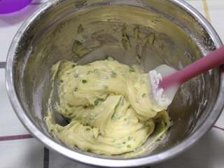 8、葱香曲奇(植物油版),翻拌至面粉全部吸收