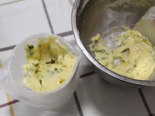 9、葱香曲奇(植物油版),中号裱花袋,用8齿裱花嘴,装一半面糊,分两次挤