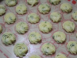 11、葱香曲奇(植物油版),挤成大小一致的曲奇花,挤之前,预热烤箱160度。