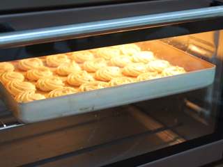 12、葱香曲奇(植物油版),放烤箱中层,160度,18-20分钟。具体时间根据你挤的大小来决定,上色均匀后就可以出炉了。