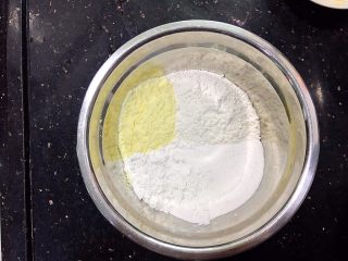 1、金沙奶黄馅（为月饼季而准备）,中筋面粉25克，全脂奶粉25克，小麦淀粉25克，吉士粉15克