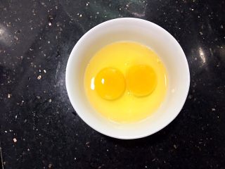 2、金沙奶黄馅（为月饼季而准备）,新鲜鸡蛋2个（大概50克一个）