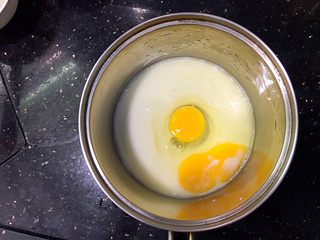 9、金沙奶黄馅（为月饼季而准备）,牛奶，鸡蛋，细砂糖倒入小锅中，再找一个大点的锅子烧半锅热水。