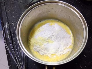 11、金沙奶黄馅（为月饼季而准备）,倒入中筋面粉，小麦淀粉，全脂奶粉，吉士粉搅拌