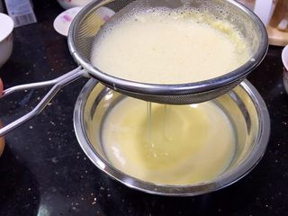 12、金沙奶黄馅（为月饼季而准备）,过筛两遍备用！